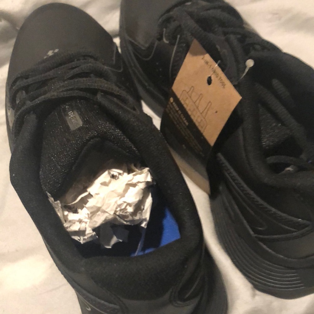 Black tennis shoes